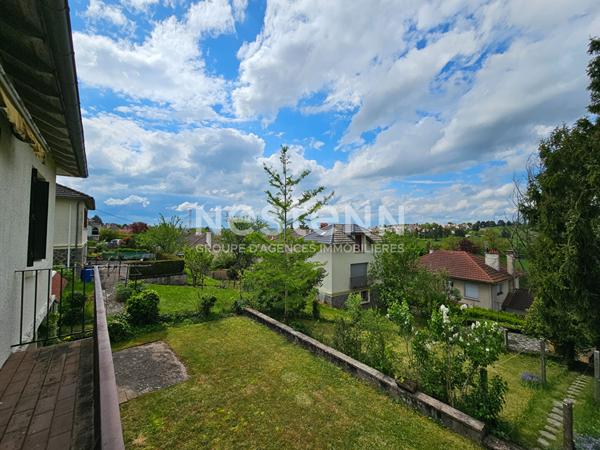 A vendre à Aurillac, quartier stade, sur terrain d'environ 500 m², Maison de type 5 d'une surface de 120 m² avec garage.