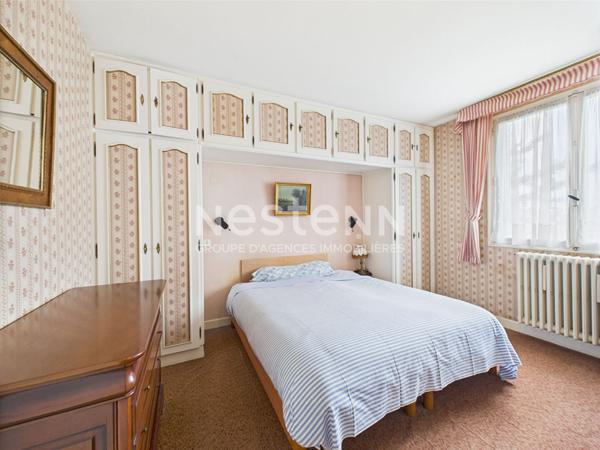 A vendre à Aurillac, quartier stade, sur terrain d'environ 500 m², Maison de type 5 d'une surface de 120 m² avec garage.