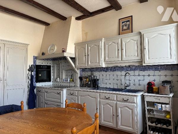 Vaste propriété tout confort d'env 400 m2 hab de 7 ch, 2 sdb, grenier, cave voutée, garage, c/c gaz