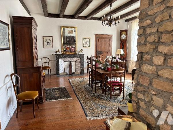 Vaste propriété tout confort d'env 400 m2 hab de 7 ch, 2 sdb, grenier, cave voutée, garage, c/c gaz