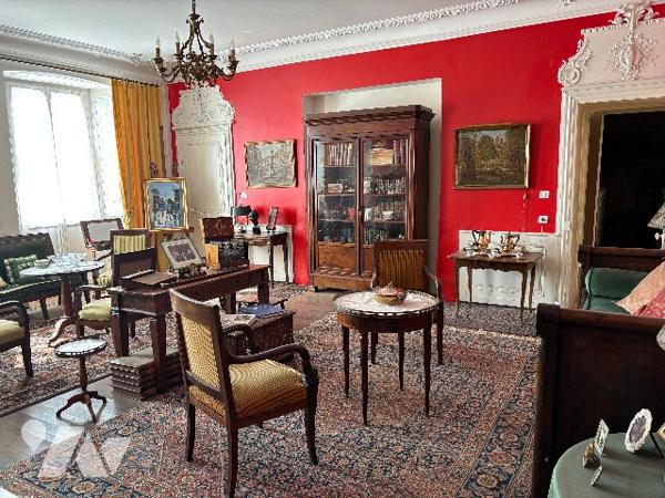 Vaste propriété tout confort d'env 400 m2 hab de 7 ch, 2 sdb, grenier, cave voutée, garage, c/c gaz