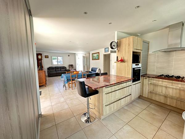 Maison récente de137 m² avec 110m² de garage à vendre à AIZENAY