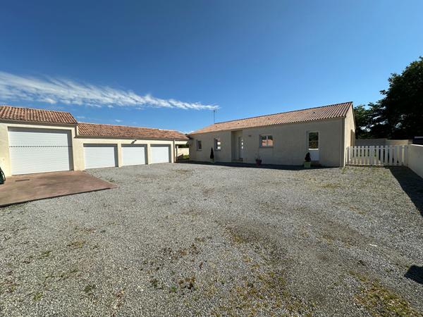 Maison récente de137 m² avec 110m² de garage à vendre à AIZENAY