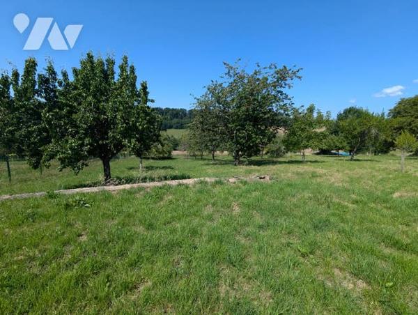 Terrain à bâtir desservi par les réseaux mais non raccordé avec grand garage.