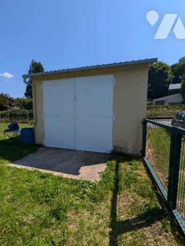 Terrain à bâtir desservi par les réseaux mais non raccordé avec grand garage.