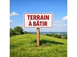 À Émancé, à proximité de Rambouillet, découvrez un terrain rare, élégant et préservé, offrant un cadre de vie particulièrement recherché pour construire une maison familiale dans un environnement calme, naturel et exceptionnel sans vis-à-vis. 

Situé en retrait de la rue, ce superbe terrain à bâtir de 1050 m² séduit immédiatement par son atmosphère paisible, son absence totale de vis-à-vis et son environnement boisé. Dès l’arrivée sur place, on ressent le potentiel du lieu : un espace ouvert, plat, lumineux, facile à aménager, où il devient simple d’imaginer une belle maison, une terrasse plein sud, un jardin paysager et une vie tournée vers la tranquillité. Le terrain bénéficie d’une très belle exposition, avec une façade arrière orienté plein sud. Cette orientation offre une luminosité naturelle remarquable tout au long de la journée, idéale pour concevoir une maison agréable, chaleureuse et parfaitement tournée vers ses extérieurs.

Classé en zone UBh du Plan Local d’Urbanisme, ce terrain profite d’un règlement d’urbanisme particulièrement favorable et souple. Le PLU permet d’envisager un très beau projet de construction, avec une maison de plain-pied aux volumes généreux, une habitation avec combles aménageables ou une construction en R+1. L’emprise au sol autorisée de 20 % sur la partie urbaine offre de belles possibilités architecturales, jusqu’à environ 210 m² de bâtiment au sol soit 420 m² de surface plancher.
Autre atout majeur : le terrain est libre de tout constructeur et n’est pas situé en secteur Bâtiments de France. Vous conservez ainsi une grande liberté dans le choix de votre constructeur, de votre style architectural et de l’aménagement de votre future propriété.

Le terrain est plat, clos sur un côté, sans arbre à abattre ni démolition à prévoir, terrain propre. L’eau et le tout-à-l’égout sont déjà présents. Les raccordements à l’électricité et à la fibre haut débit seront à prévoir et resteront à la charge de l’acquéreur.

Ce terrain s’adresse aux acquéreurs recherchant bien plus qu’une simple parcelle : un véritable lieu de vie, calme, lumineux, sans vis-à-vis, dans un environnement naturel de grande qualité, tout en restant proche de Rambouillet et des commodités environnantes.

Une opportunité rare pour réaliser une belle construction familiale dans un cadre privilégié.
Pour tout renseignement complémentaire ou pour organiser une visite, contactez-moi. Ce terrain mérite d’être découvert sur place afin d’en apprécier pleinement le calme, l’exposition, l’environnement exceptionnel et le très beau potentiel de construction.