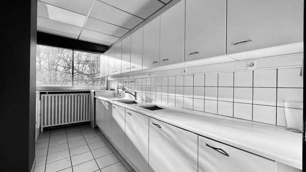 BUREAUX À LOUER 145M2