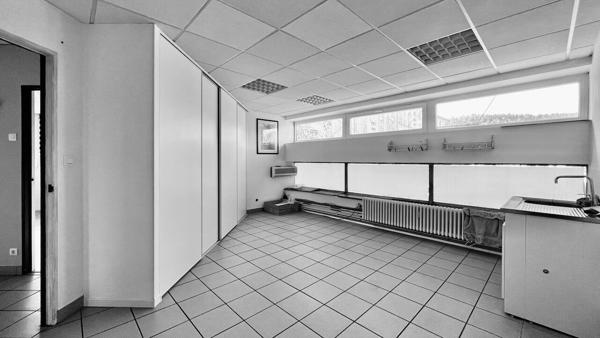 BUREAUX À LOUER 145M2