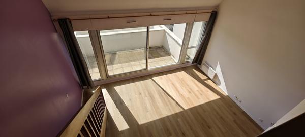 Un appartement type F2 avec un parking et une terrasse.