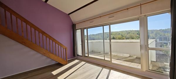 Un appartement type F2 avec un parking et une terrasse.