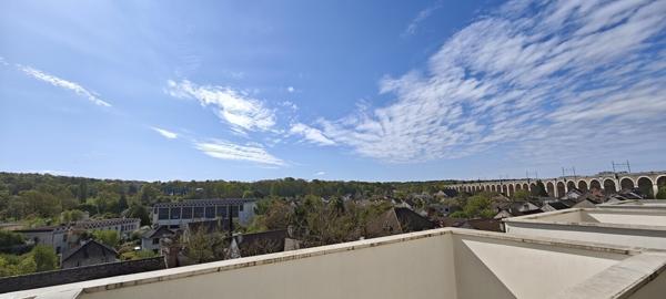Un appartement type F2 avec un parking et une terrasse.