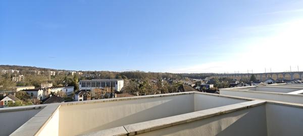 Un appartement type F2 avec un parking et une terrasse.
