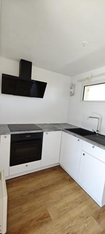 Un appartement type F2 avec un parking et une terrasse.