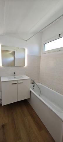 Un appartement type F2 avec un parking et une terrasse.