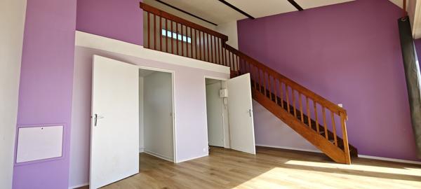 Un appartement type F2 avec un parking et une terrasse.