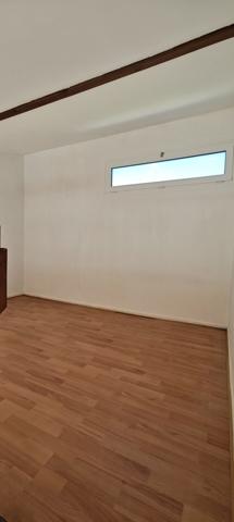 Un appartement type F2 avec un parking et une terrasse.