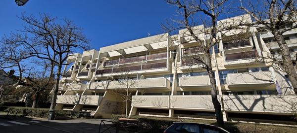 Un appartement type F2 avec un parking et une terrasse.