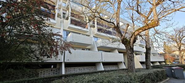 Un appartement type F2 avec un parking et une terrasse.