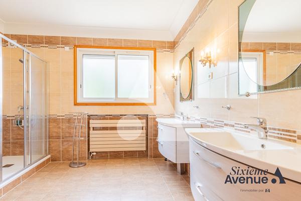 Maison 11 pièces 232 m2