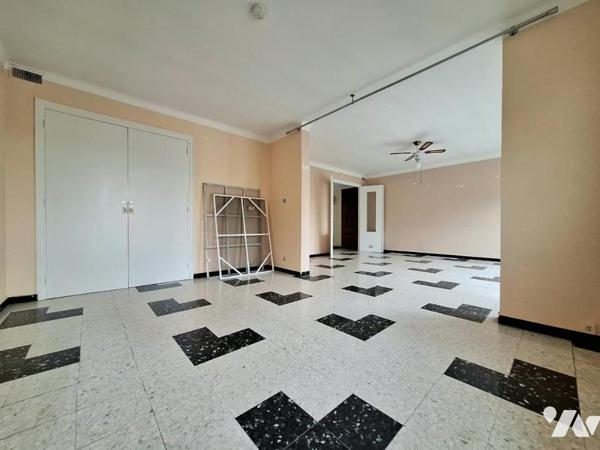 SAINT-ASSISCLE, APPARTEMENT T3 AVEC GRAND GARAGE ET CAVE !
