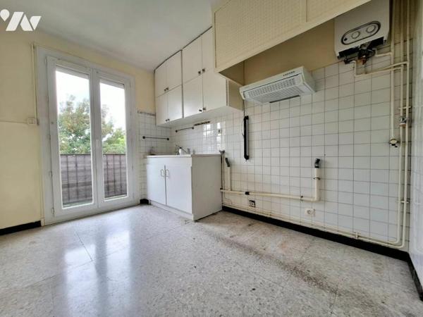 SAINT-ASSISCLE, APPARTEMENT T3 AVEC GRAND GARAGE ET CAVE !