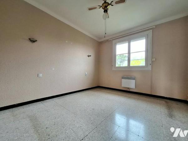 SAINT-ASSISCLE, APPARTEMENT T3 AVEC GRAND GARAGE ET CAVE !