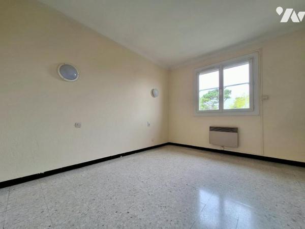 SAINT-ASSISCLE, APPARTEMENT T3 AVEC GRAND GARAGE ET CAVE !
