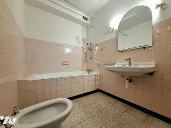 SAINT-ASSISCLE, APPARTEMENT T3 AVEC GRAND GARAGE ET CAVE !