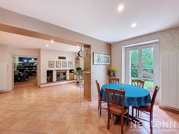 À vendre maison en pierre rénovée de 165 m² avec dépendances et parc paysagé de 4 100 m²