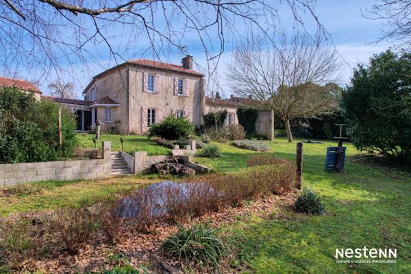 À vendre maison en pierre rénovée de 165 m² avec dépendances et parc paysagé de 4 100 m²