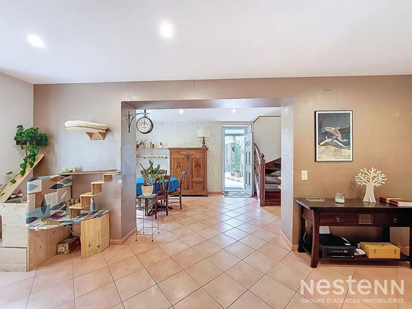 À vendre maison en pierre rénovée de 165 m² avec dépendances et parc paysagé de 4 100 m²