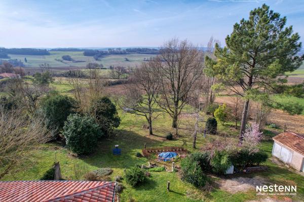 À vendre maison en pierre rénovée de 165 m² avec dépendances et parc paysagé de 4 100 m²