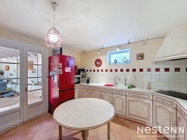 À vendre maison en pierre rénovée de 165 m² avec dépendances et parc paysagé de 4 100 m²