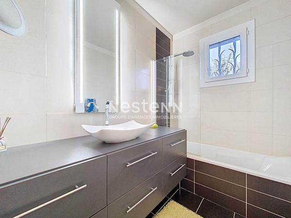 SOUS OFFRE - CUGNAUX - Villa d'architecte de 7 pièces avec Piscine, pool house et 2 grands garages