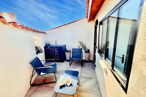 MÈZE CENTRE - Maison de ville d'exception ? T3 meublée avec terrasse tropézienne