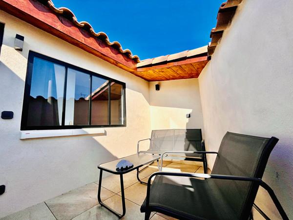 MÈZE CENTRE - Maison de ville d'exception ? T3 meublée avec terrasse tropézienne