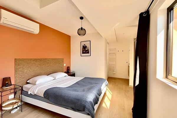 MÈZE CENTRE - Maison de ville d'exception ? T3 meublée avec terrasse tropézienne