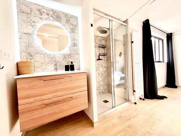 MÈZE CENTRE - Maison de ville d'exception ? T3 meublée avec terrasse tropézienne