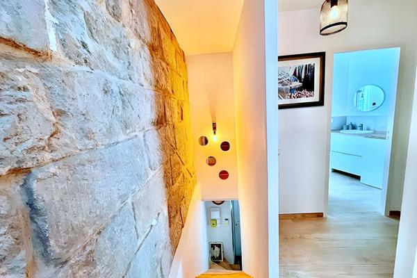 MÈZE CENTRE - Maison de ville d'exception ? T3 meublée avec terrasse tropézienne