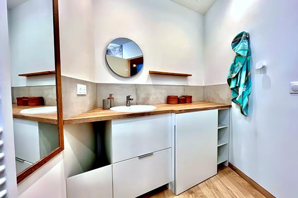 MÈZE CENTRE - Maison de ville d'exception ? T3 meublée avec terrasse tropézienne