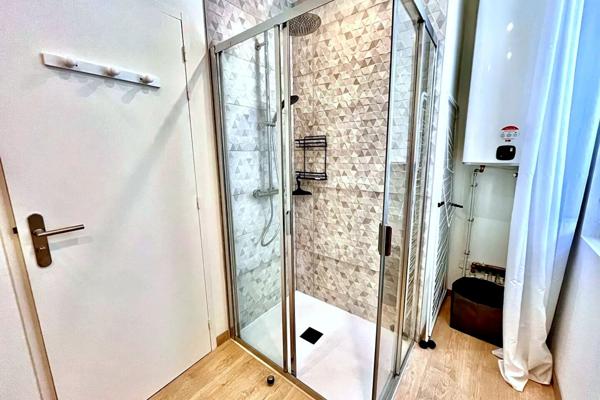 MÈZE CENTRE - Maison de ville d'exception ? T3 meublée avec terrasse tropézienne