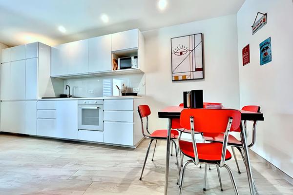 MÈZE CENTRE - Maison de ville d'exception ? T3 meublée avec terrasse tropézienne