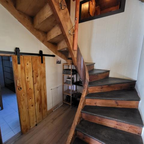 Maison en pierres avec grange et étable, vue imprenable. Saint-Saturnin (15190)