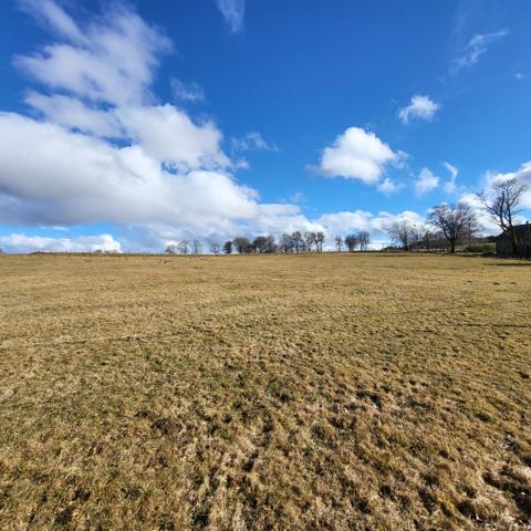 Maison en pierres avec grange et étable, vue imprenable. Saint-Saturnin (15190)