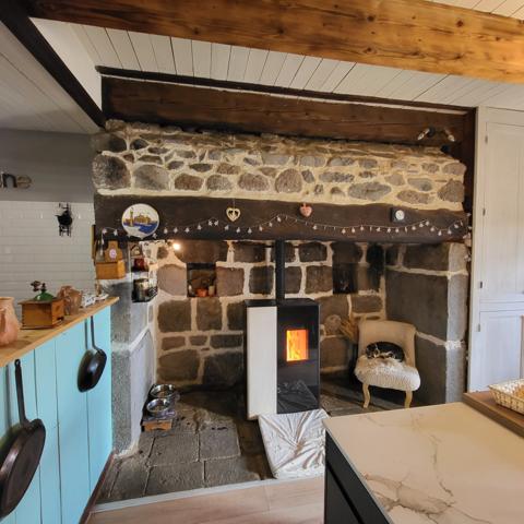 Maison en pierres avec grange et étable, vue imprenable. Saint-Saturnin (15190)