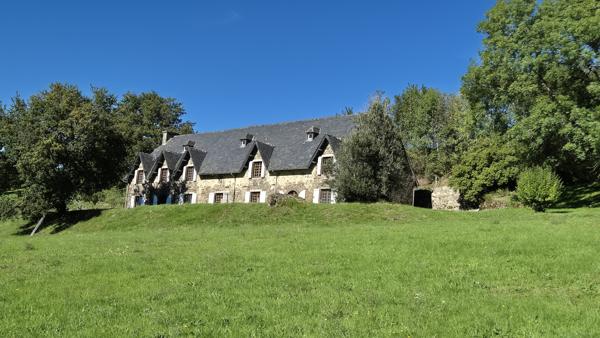 Superbe propriété de caractère sur 2 hectares Saint-Cernin (15310)
