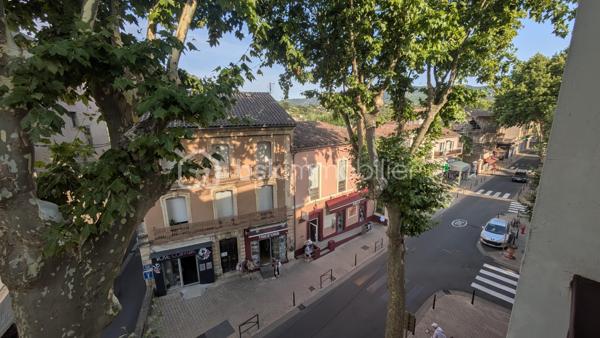 Emplacement idéal au coeur de Lamalou-les-Bains !

Ce n'est pas une blague : 
- à 300m des Thermes, 
- les commerces au pied de l'immeuble, 
- les différents services à quelques dizaines de mètres (hôpital, clinique, poste, marché, mairie, casino etc), 

Vous l'avez compris, l'atout principal de ce grand appartement c'est sa localisation.

D'autres atouts?
- sa belle surface de presque 68m² (67,94m² Loi Carrez, soyons précis), 
- ses 2 chambres, au calme côté cour, de 15 et 10m², chacune disposant d'un placard,
- une salle de bain rénovée
- un WC qui a eu la bonne idée de prendre son indépendance
- appartement traversant laissant circuler le bon air des Hauts Cantons,
- espaces de vie et de nuit bien délimités et articulés autour du couloir et des pièces d'eau,
- une CLIMATISATION réversible, celle dont tout le monde rêve pendant les fortes chaleurs, dans la pièce de vie,
- une belle luminosité,
- un balconnet accessible depuis la pièce principale,
- une cave permettant de stocker tout un tas de trucs qu'on ne veut pas voir dans son appartement,

Alors ? Pas mal non?

Et la copropriété?
- entrée sécurisée, 
- très bien entretenue et très propre,
- l'ASCENSEUR qui dessert l'appartement situé au 3e et dernier étage,
- un toit-terrasse accessible à tous pour faire sécher son linge,
- une petite cour privée pour stationner son véhicule,

Des travaux à prévoir?
Oui un petit peu, sinon l'appartement ne serait pas à ce prix là. L'électricité serait à reprendre mais le tableau est OK. 
Les menuiseries mériteraient d'être modernisées, tout comme la déco qui est à remettre au goût du jour ou pas.

D'autres questions?
Appelez moi ;)