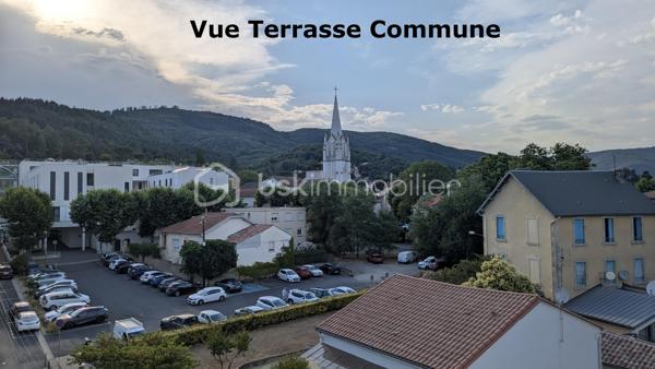 Emplacement idéal au coeur de Lamalou-les-Bains !

Ce n'est pas une blague : 
- à 300m des Thermes, 
- les commerces au pied de l'immeuble, 
- les différents services à quelques dizaines de mètres (hôpital, clinique, poste, marché, mairie, casino etc), 

Vous l'avez compris, l'atout principal de ce grand appartement c'est sa localisation.

D'autres atouts?
- sa belle surface de presque 68m² (67,94m² Loi Carrez, soyons précis), 
- ses 2 chambres, au calme côté cour, de 15 et 10m², chacune disposant d'un placard,
- une salle de bain rénovée
- un WC qui a eu la bonne idée de prendre son indépendance
- appartement traversant laissant circuler le bon air des Hauts Cantons,
- espaces de vie et de nuit bien délimités et articulés autour du couloir et des pièces d'eau,
- une CLIMATISATION réversible, celle dont tout le monde rêve pendant les fortes chaleurs, dans la pièce de vie,
- une belle luminosité,
- un balconnet accessible depuis la pièce principale,
- une cave permettant de stocker tout un tas de trucs qu'on ne veut pas voir dans son appartement,

Alors ? Pas mal non?

Et la copropriété?
- entrée sécurisée, 
- très bien entretenue et très propre,
- l'ASCENSEUR qui dessert l'appartement situé au 3e et dernier étage,
- un toit-terrasse accessible à tous pour faire sécher son linge,
- une petite cour privée pour stationner son véhicule,

Des travaux à prévoir?
Oui un petit peu, sinon l'appartement ne serait pas à ce prix là. L'électricité serait à reprendre mais le tableau est OK. 
Les menuiseries mériteraient d'être modernisées, tout comme la déco qui est à remettre au goût du jour ou pas.

D'autres questions?
Appelez moi ;)
