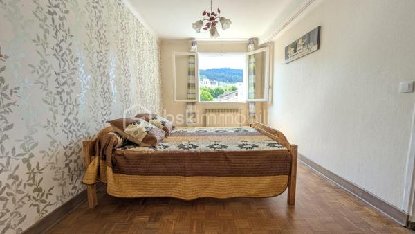 Emplacement idéal au coeur de Lamalou-les-Bains !

Ce n'est pas une blague : 
- à 300m des Thermes, 
- les commerces au pied de l'immeuble, 
- les différents services à quelques dizaines de mètres (hôpital, clinique, poste, marché, mairie, casino etc), 

Vous l'avez compris, l'atout principal de ce grand appartement c'est sa localisation.

D'autres atouts?
- sa belle surface de presque 68m² (67,94m² Loi Carrez, soyons précis), 
- ses 2 chambres, au calme côté cour, de 15 et 10m², chacune disposant d'un placard,
- une salle de bain rénovée
- un WC qui a eu la bonne idée de prendre son indépendance
- appartement traversant laissant circuler le bon air des Hauts Cantons,
- espaces de vie et de nuit bien délimités et articulés autour du couloir et des pièces d'eau,
- une CLIMATISATION réversible, celle dont tout le monde rêve pendant les fortes chaleurs, dans la pièce de vie,
- une belle luminosité,
- un balconnet accessible depuis la pièce principale,
- une cave permettant de stocker tout un tas de trucs qu'on ne veut pas voir dans son appartement,

Alors ? Pas mal non?

Et la copropriété?
- entrée sécurisée, 
- très bien entretenue et très propre,
- l'ASCENSEUR qui dessert l'appartement situé au 3e et dernier étage,
- un toit-terrasse accessible à tous pour faire sécher son linge,
- une petite cour privée pour stationner son véhicule,

Des travaux à prévoir?
Oui un petit peu, sinon l'appartement ne serait pas à ce prix là. L'électricité serait à reprendre mais le tableau est OK. 
Les menuiseries mériteraient d'être modernisées, tout comme la déco qui est à remettre au goût du jour ou pas.

D'autres questions?
Appelez moi ;)