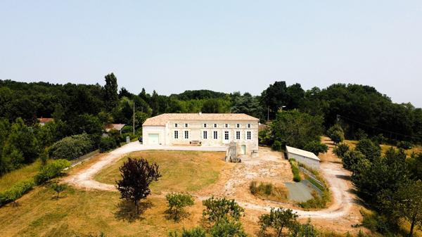 Manoir 4 chambres, 1 dépendance et grand terrain Mirambeau